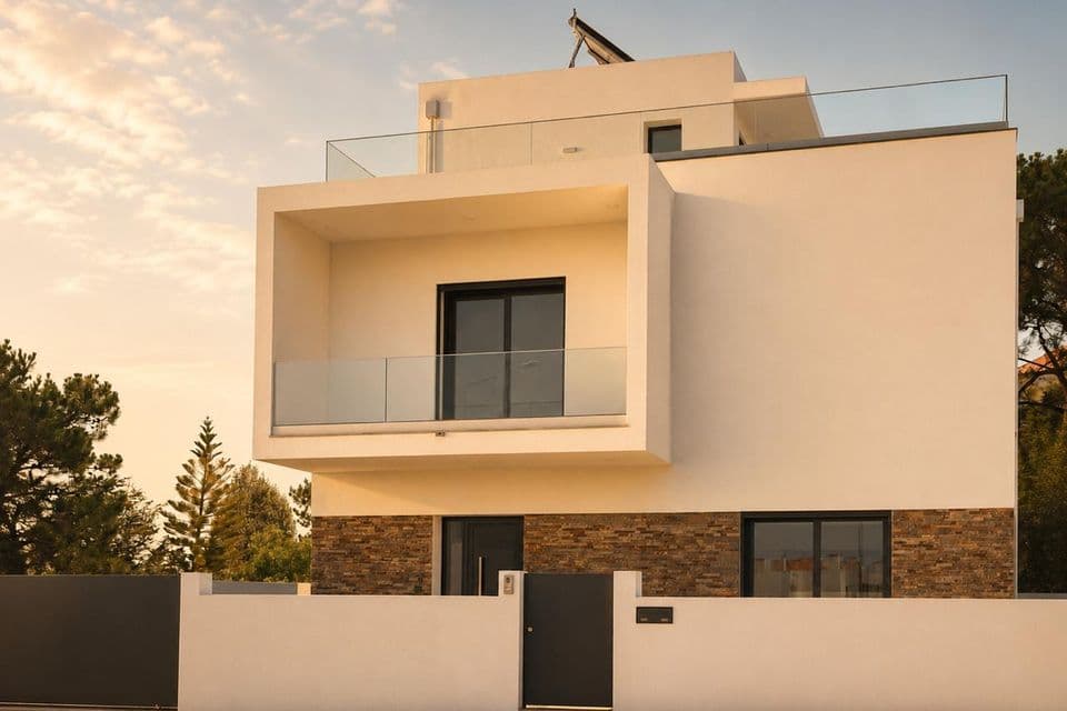 Moradia T3 contemporânea na Ericeira, revestimento em pedra, varandas envidraçadas e acabamentos de elevada qualidade